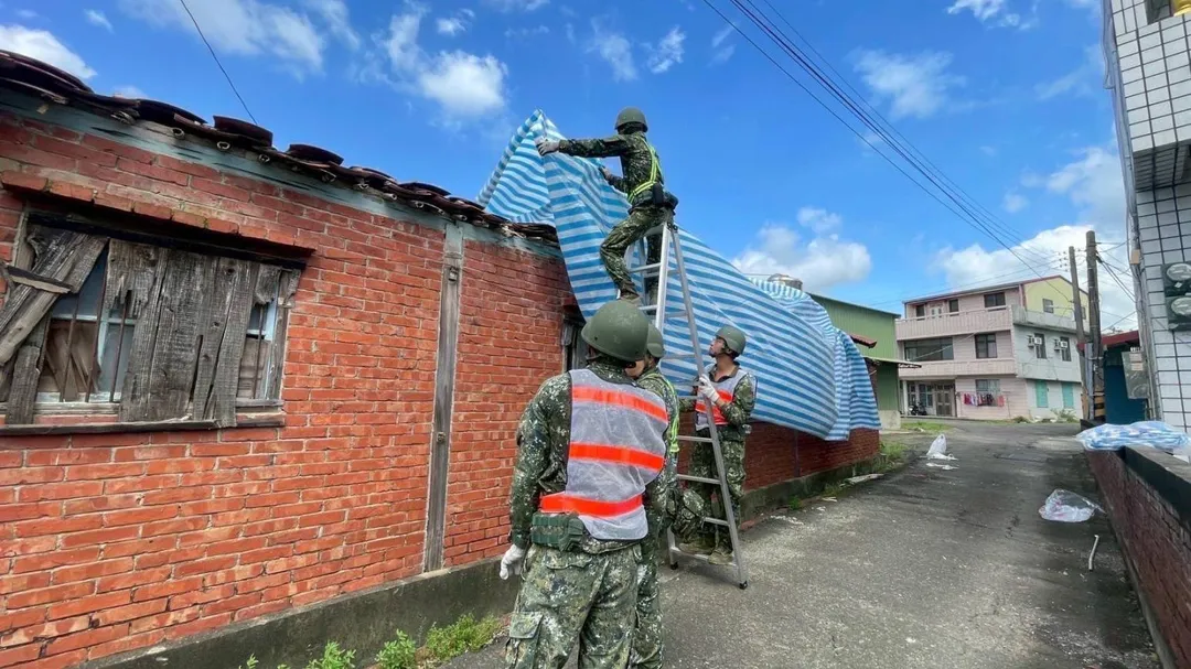 第4地支部官兵協助台南後壁居民撤除防水帆布。(圖/第8軍團)