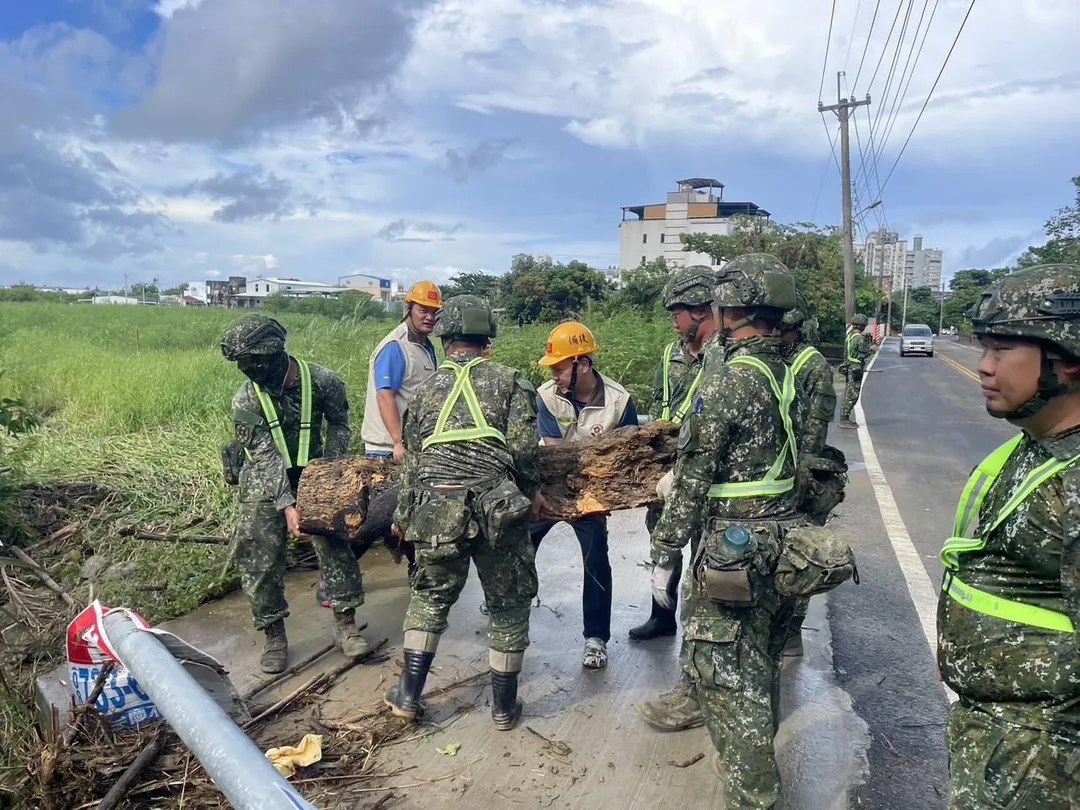 屏東縣恆春鎮後備軍人輔導中心幹部與三軍聯訓基地官兵協助移除倒塌路樹。(圖/第8軍團)