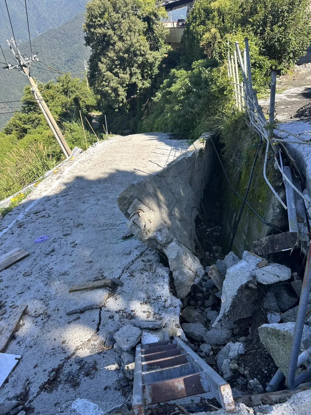 南投縣仁愛鄉慈峰產業道路遭逢走山崩塌，一直沒有得到修繕，長達百公尺路段嚴重受損。（圖/民眾提供，下同）