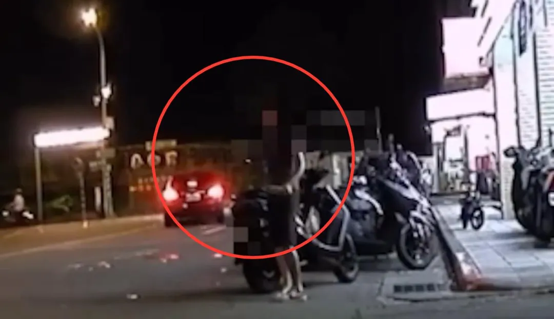 男子與人口角當街亮刀。（圖／翻攝畫面）