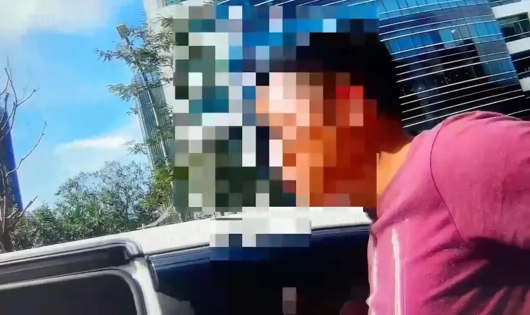 警方到場告誡父親勿不當管教小孩。（圖／翻攝畫面）