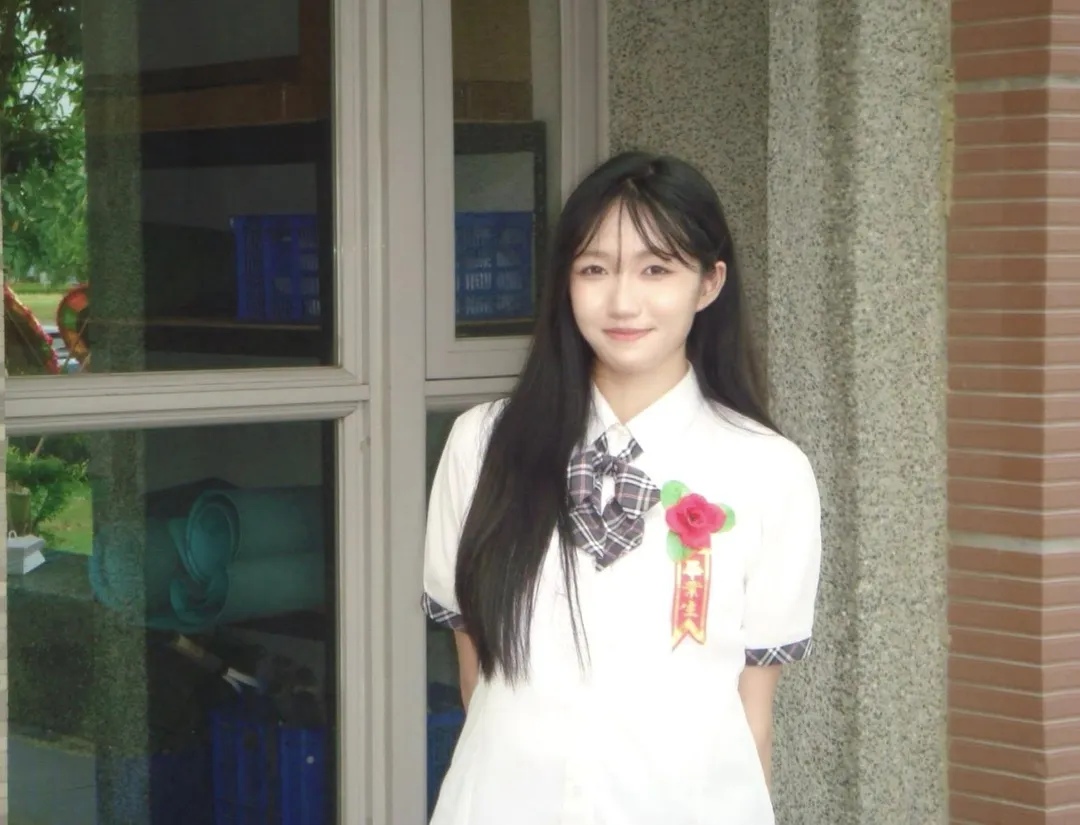 有「歌神美女」之稱的蔡依璇,如願錄取成功大學政治系第一志願。(圖/翻攝自郭春松臉書)