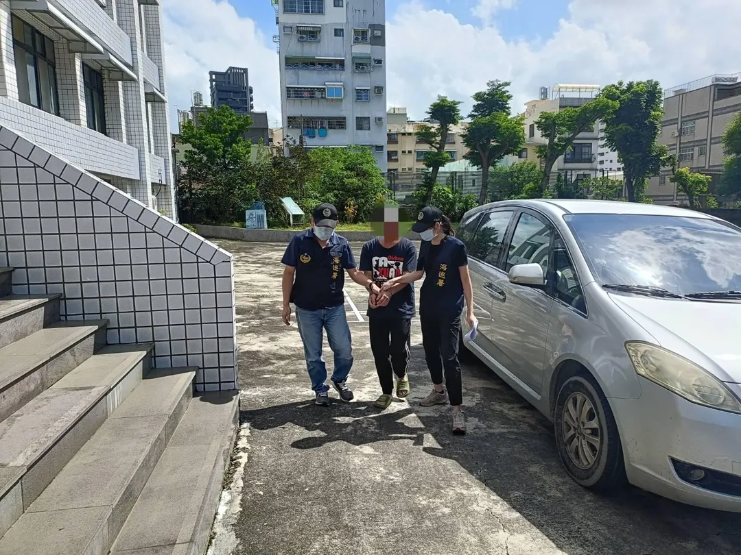 海巡人員解送通緝犯歸案。（圖／海巡署南部分署提供）