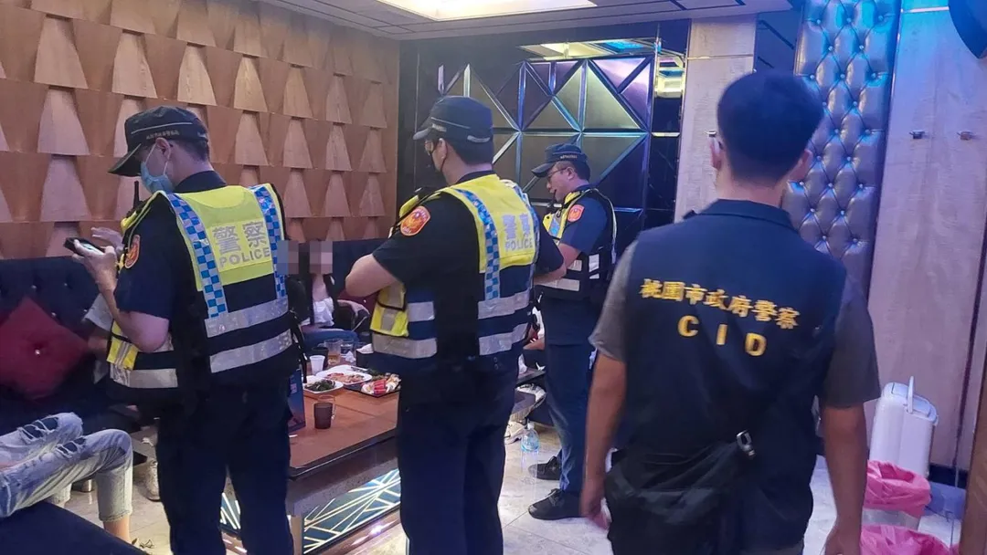 桃園警方為打擊黑幫、毒品等不法活動，本月以來已執行兩次大規模臨檢行動，共出動169人次警力，檢查29處營業場所。（圖/警方提供）