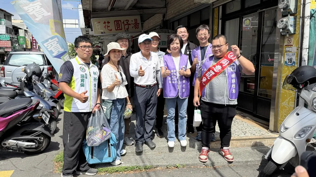 民進黨立委何欣純率領黨公職到烏日區三民市場掃街拜票。(圖/何欣純臉書)