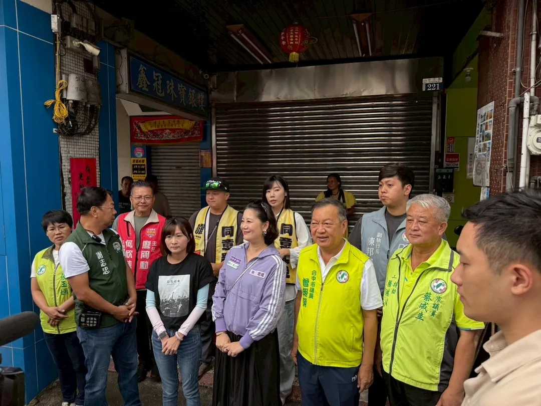 除了何欣純之外,民進黨立委吳思瑤則是在豐原掃街拜票。(圖/何欣純臉書)
