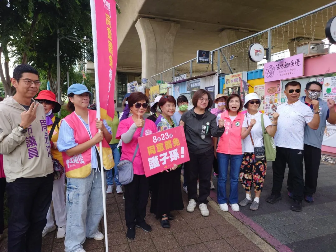 民進黨立委陳培瑜則是在潭子市場。(圖/何欣純臉書)