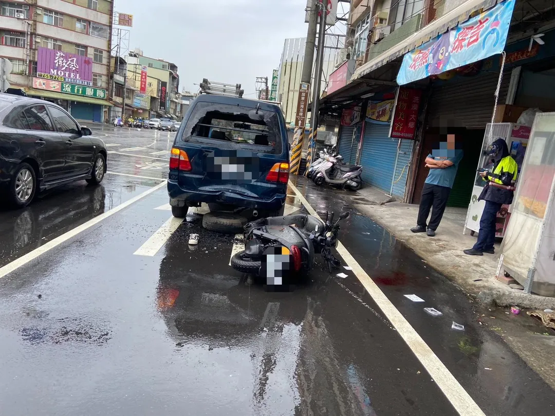 張姓女子騎乘機車未減速直接撞上前方車輛車尾。(圖/翻攝畫面)