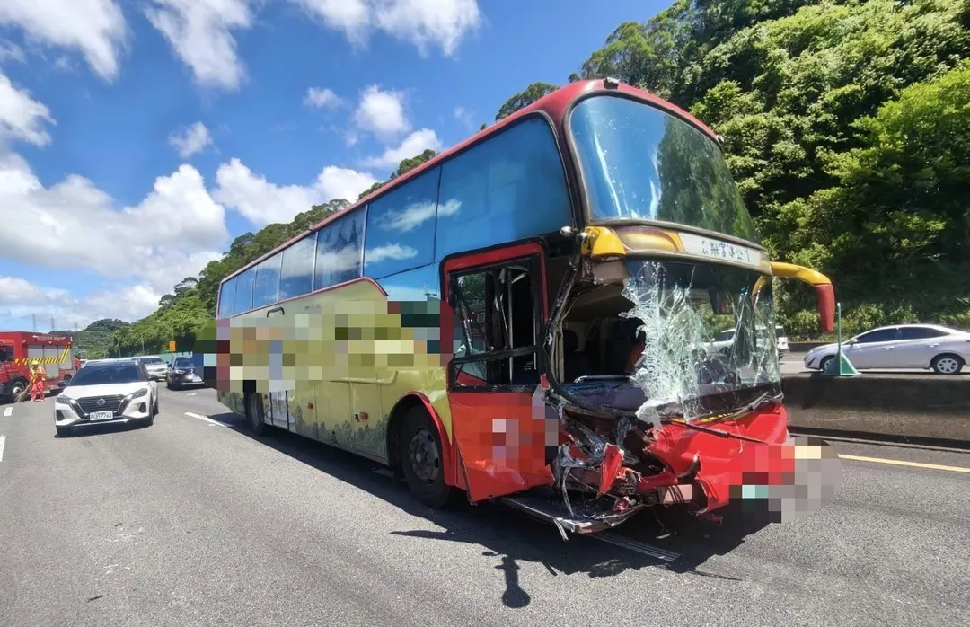 肇事遊覽車。（圖／翻攝畫面）