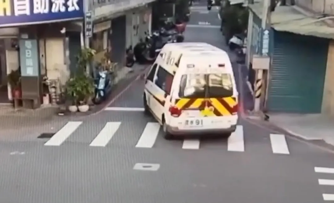 救護車趕赴現場。（圖／翻攝畫面）