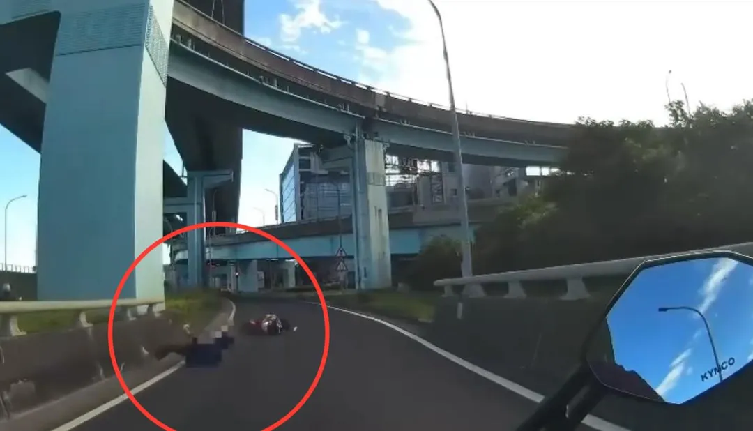 竊嫌逃逸過程不慎自摔。(圖/翻攝畫面)