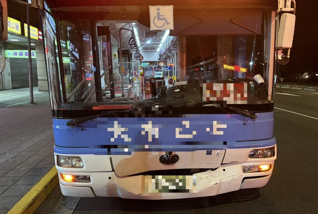 北市北門旁發生公車追撞車禍。(圖/翻攝畫面)