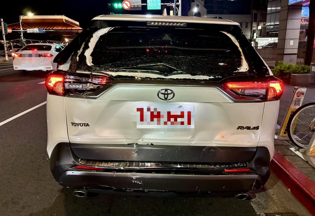 遭撞的休旅車車尾嚴重毀損。(圖/翻攝畫面)