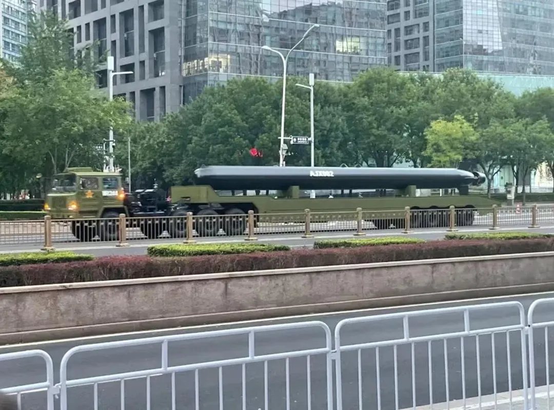 多款軍武裝備亮相北京街頭。（圖／翻攝X）