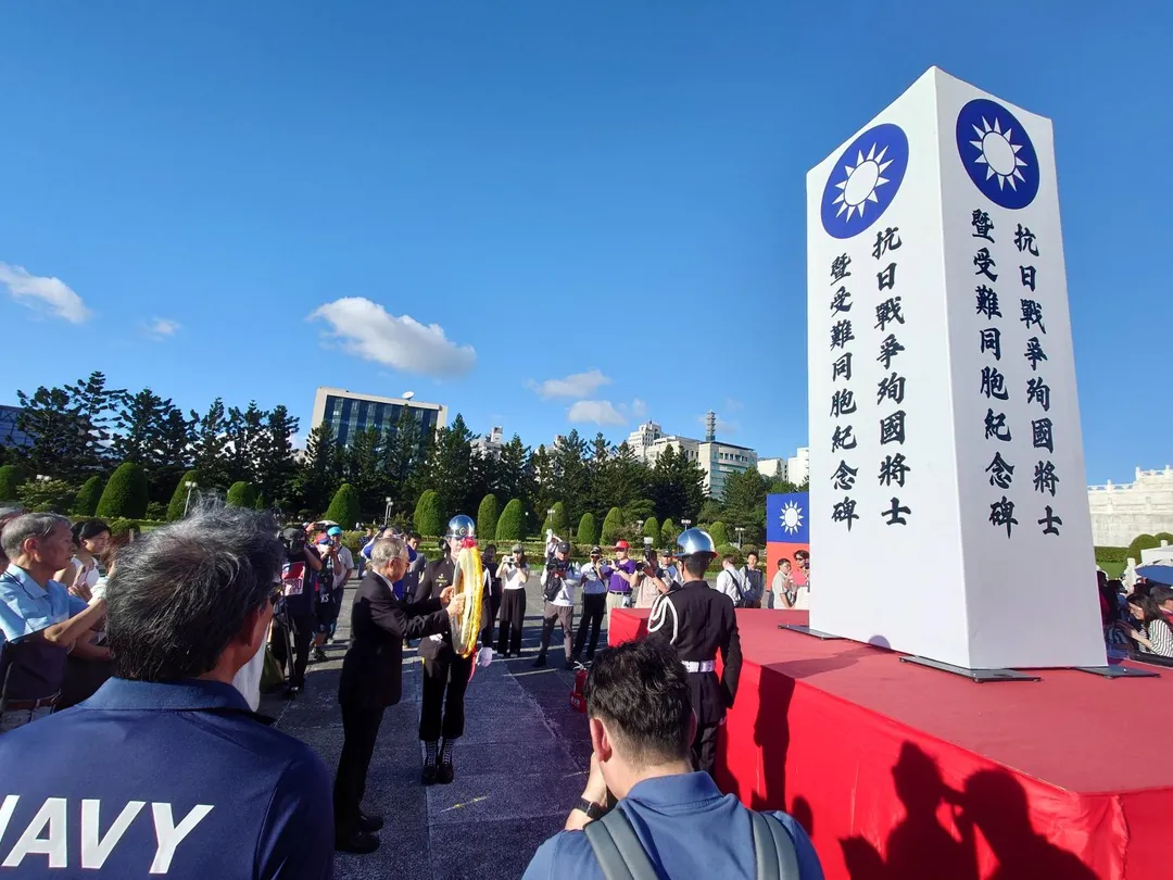 伍世文代表向抗戰殉國將士暨受難同胞紀念碑獻花致敬。(圖/宋玉寧攝)