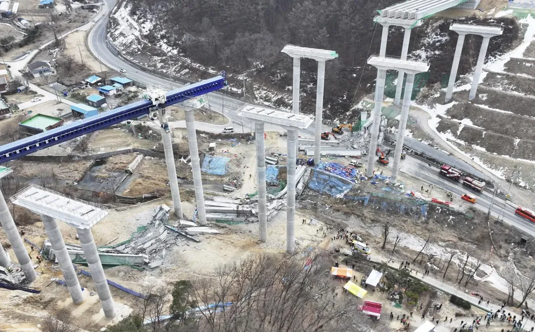 圖為今年2月，南韓京畿道安城市的高速公路橋梁工地發生坍塌，造成10名工人死傷。（圖／美聯社）