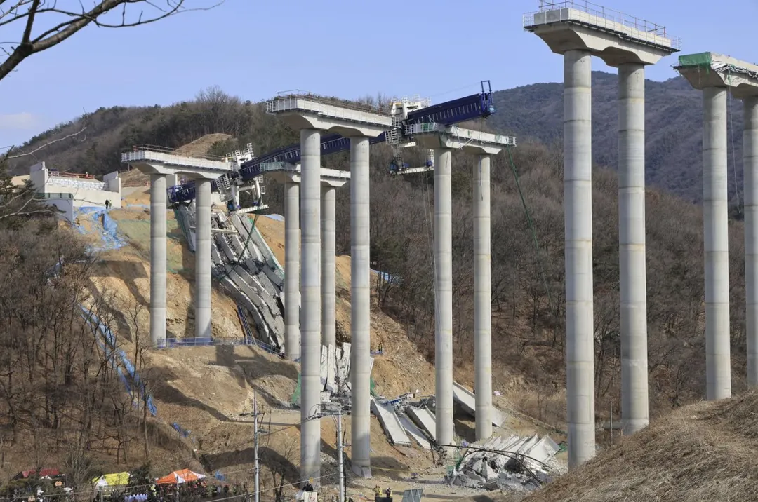 圖為今年2月，南韓京畿道安城市的高速公路橋梁工地發生坍塌，造成10名工人死傷。（圖／美聯社）
