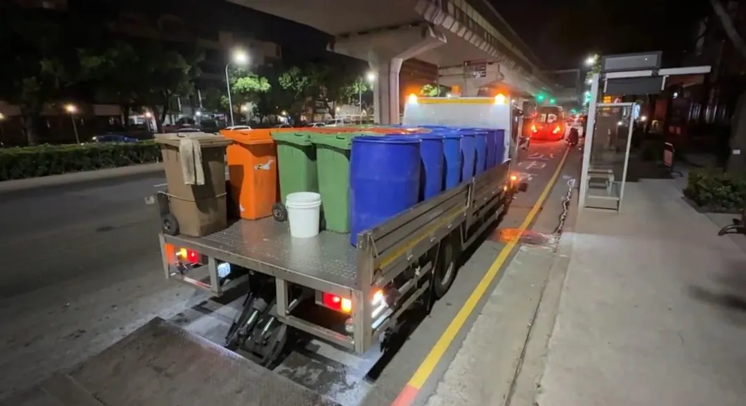 1輛回收車在行駛過程中，車上的廚餘桶竟因不明原因掉落。（圖／翻攝畫面）