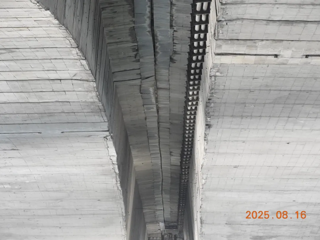 橋梁裂縫與附近其他裂縫是建橋與施工所留正常痕跡，未影響結構安全。（圖／台北市新工處提供）