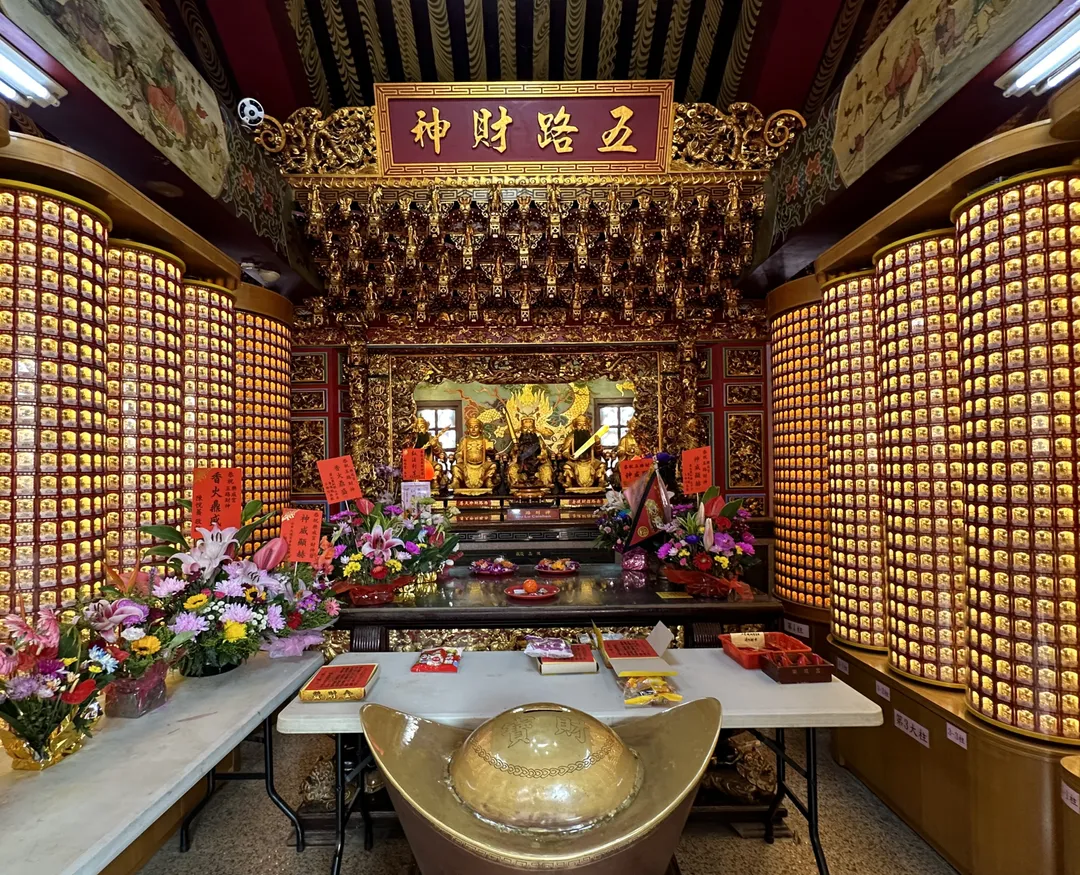 信徒在農曆7月一樣能進廟拜拜。圖為台中樂成宮五路財神。(圖/楊登嵙提供)