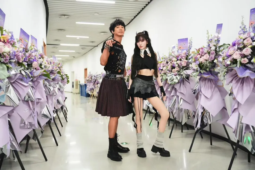信（左）坦言自己苦練跳舞1個月。（圖／狠耐聽音樂工作室提供）