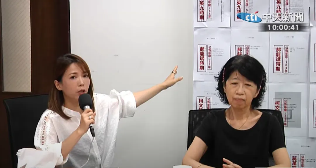 在記者會後段，陳佩琪情緒更加激動，一旁的陳智菡趕緊安撫。（圖/中天新聞）
