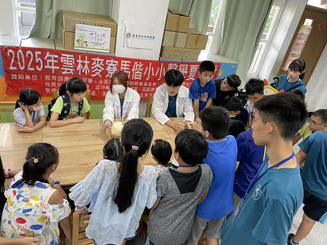 馬偕醫學大學在雲林麥寮國小舉辦小小醫學營。圖為馬偕醫大校長葉宏一。（圖／馬偕醫學大學提供）