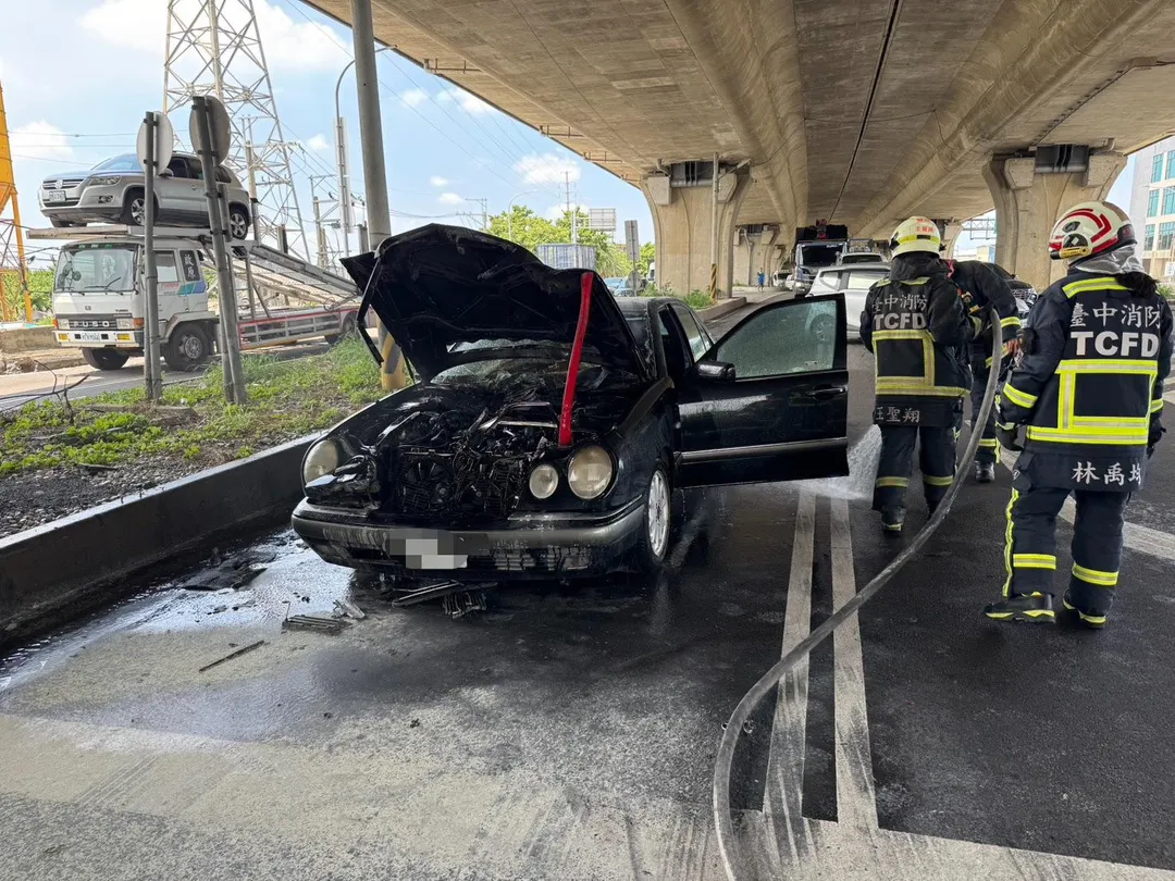 台中市豐原區今（18）日中午驚傳一起火燒車事件（圖／中天新聞，下同）