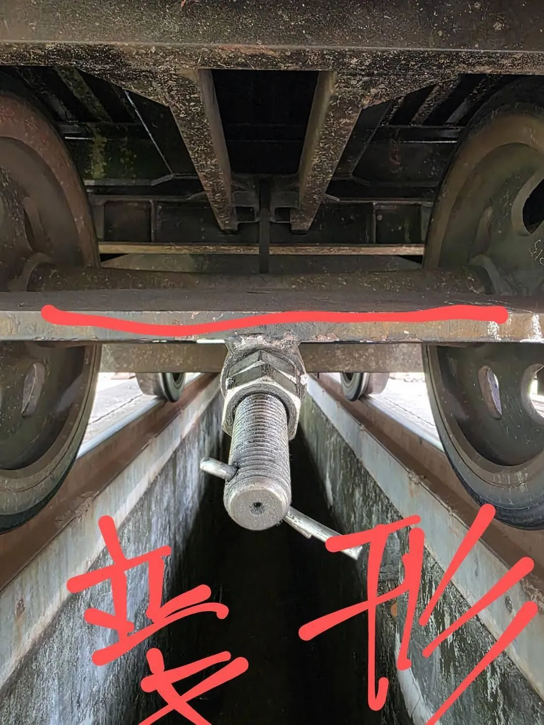 原本應該筆直的軔拉桿也出現變形、彎曲的情形。（圖/投訴者提供，下同）
