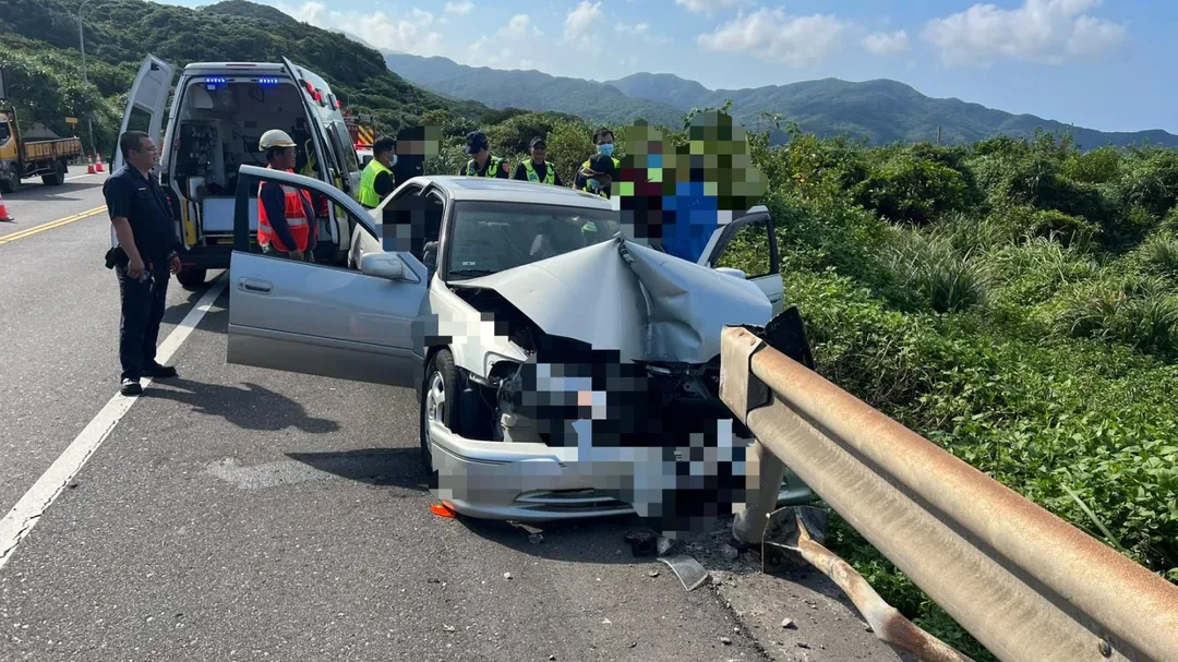 新北市貢寮區台2線93公里處今（18）日下午發生自小客車自撞事故，造成車上4名乘客受傷，現均送醫治療中。（圖/新北市消防局提供）