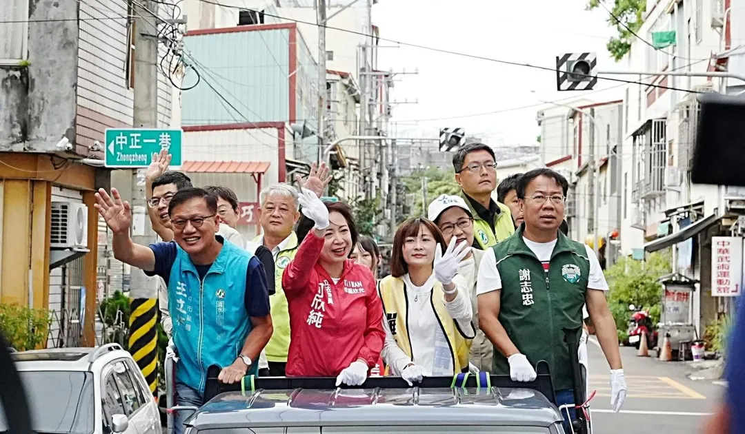何欣純與一票綠議員擠在車上遭轟超載。（圖／何欣純Threads）