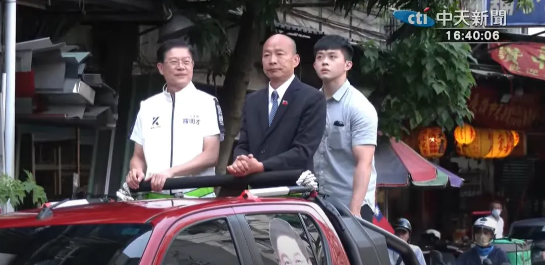 韓國瑜陪同羅明才車掃。（圖／中天新聞）
