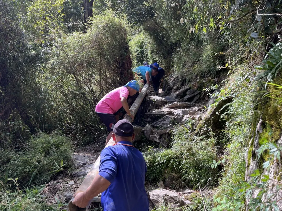 搶修廠商利用現地可用材料修復登山步道。(圖/翻攝自Facebook@玉山國家公園)