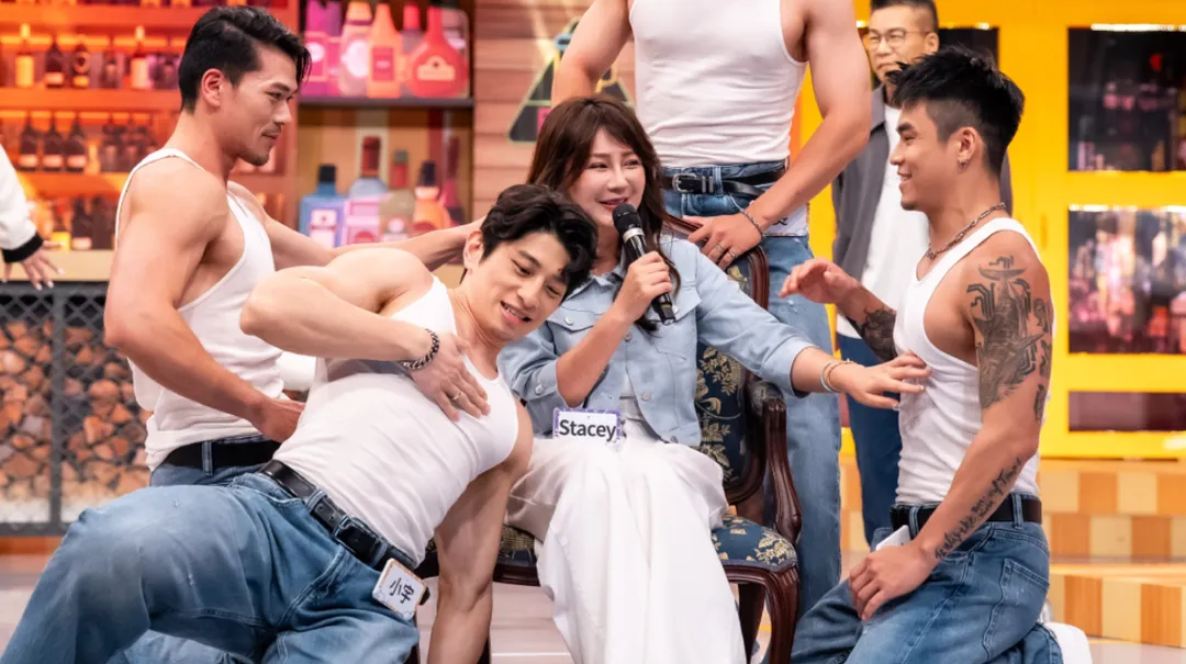 Stacey（中）在《11點熱吵店》被4名猛男圍著大跳辣舞。（圖／TVBS提供）