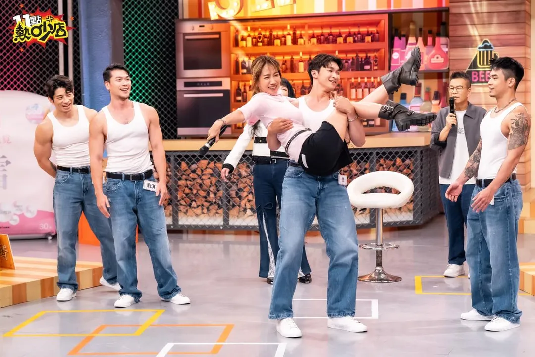 楊皓如（中）享受被猛男接力公主抱，直呼：「好開心！」（圖／TVBS提供）