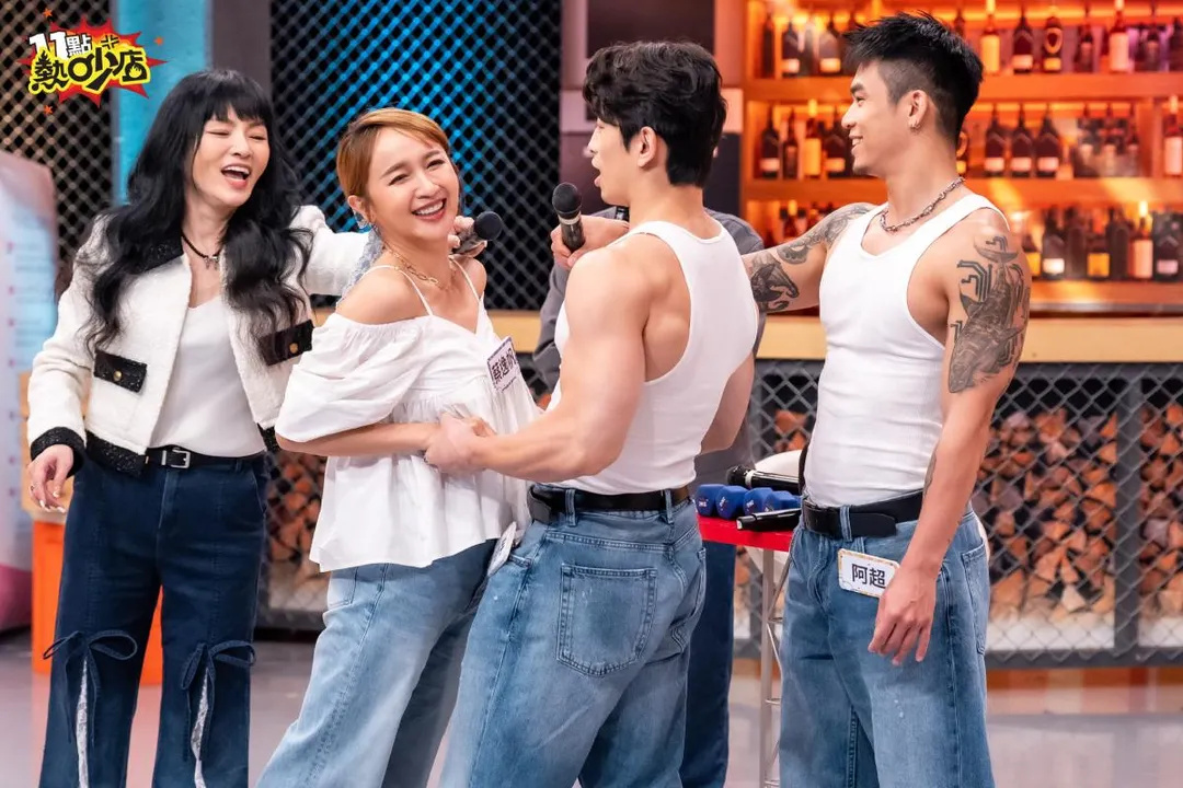 蔡逸帆（左2）與猛男互動。（圖／TVBS提供）