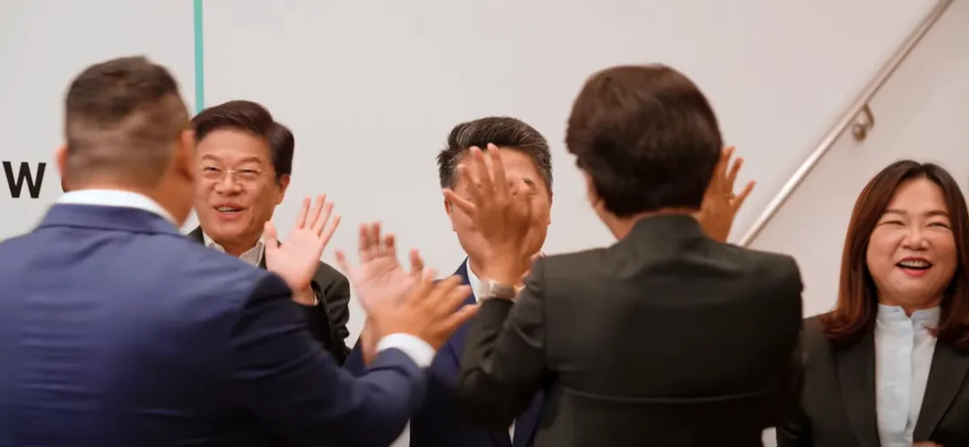 國民黨反罷影片結尾，眾人高呼「完封7比0」。（圖／翻攝國民黨YouTube頻道）