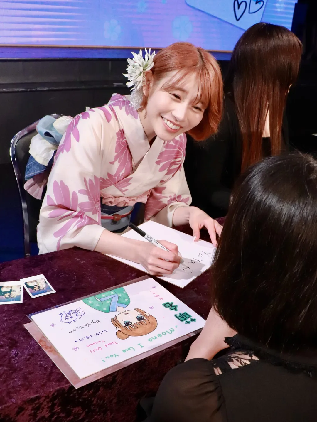 萌名親切地為粉絲簽名。（圖／TREND GIRLS TAIWAN提供）