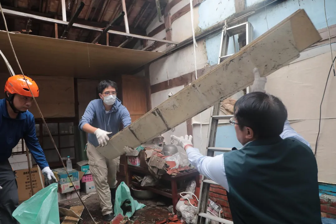 台南市府與各地志工一起協助災民重建家園。(圖/台南市府提供)