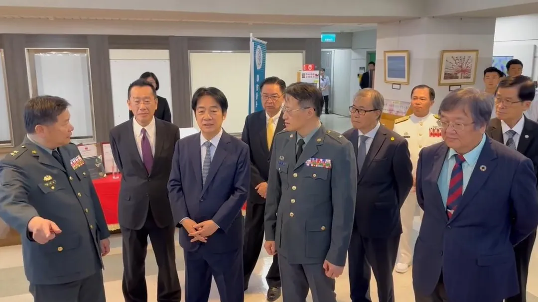 賴清德總統參觀國防醫學大學。（中天新聞）