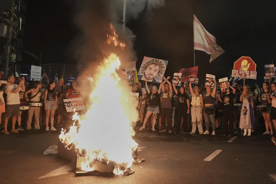 8月16日，人們在特拉維夫參加抗議，要求結束戰爭、立即釋放人質，並反對納坦雅胡政府。（圖／美聯社）