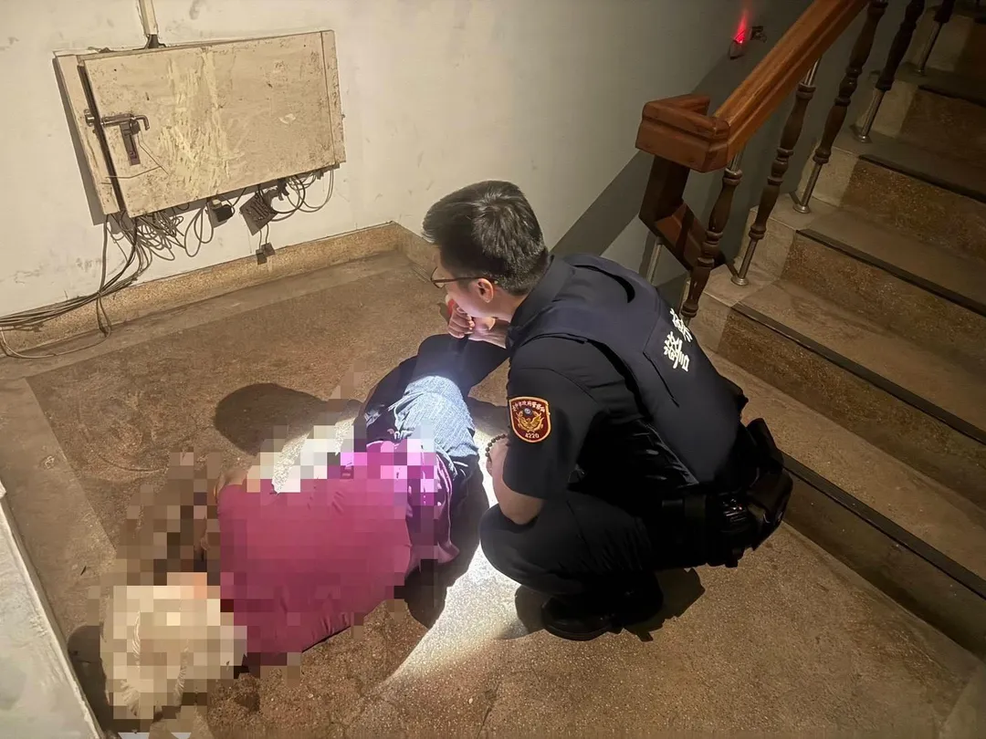 台中失智老婦人走失,警方在鄰棟大樓3樓逃生梯間發現她安然無恙,蜷縮熟睡。(圖/警方提供)