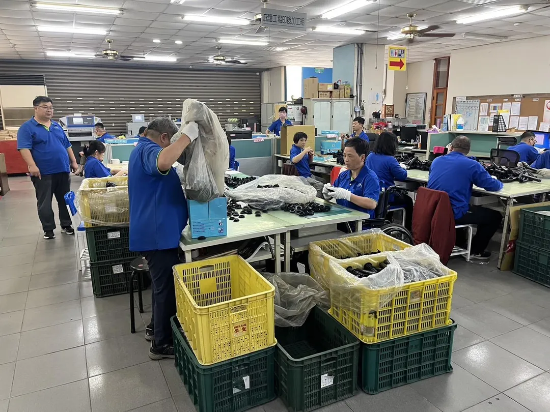 伯立歐家園透過訓練讓不同障別的身障員工學習工作技能媒合至外界就業。(圖/頂新和德文教基金會提供)