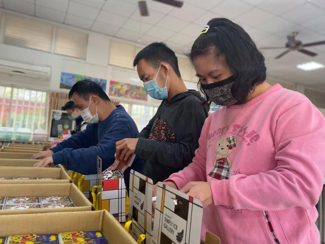 小嶺頂愛啟兒關懷協會照顧成人心智障礙者,藉媒合簡單加工工作,讓個案的生活及工作能力不致退化。(圖/頂新和德文教基金會提供)