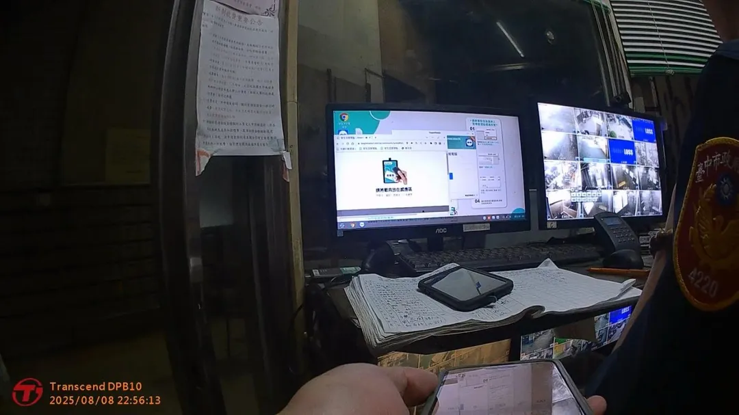 憑藉豐富的辦案經驗,警方研判老婦人可能仍在社區範圍內活動,立刻調閱周圍監視器。(圖/警方提供)