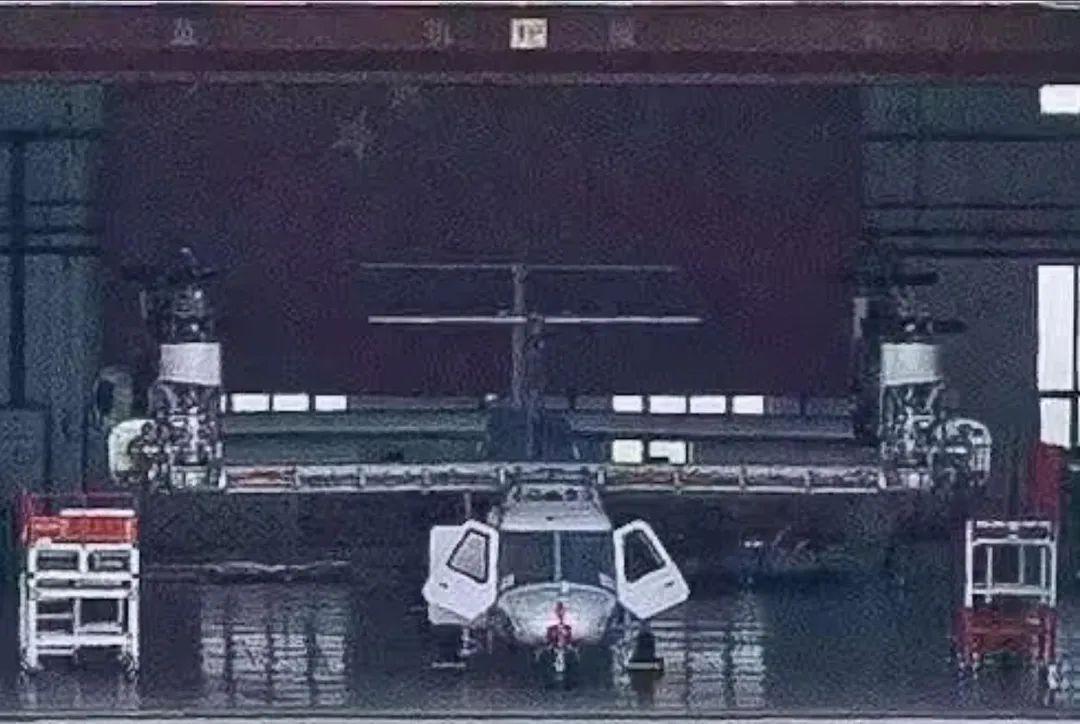 傾轉旋翼機停放在一座機庫內。(圖/翻攝The War Zone)