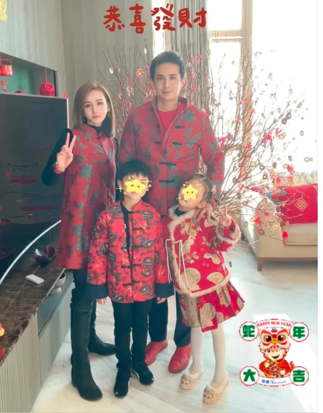 盛品儒（右後）與蔡一鳳（左後）結婚多年，育有一對龍鳳胎子女。（圖／翻攝自蔡一鳳小紅書）