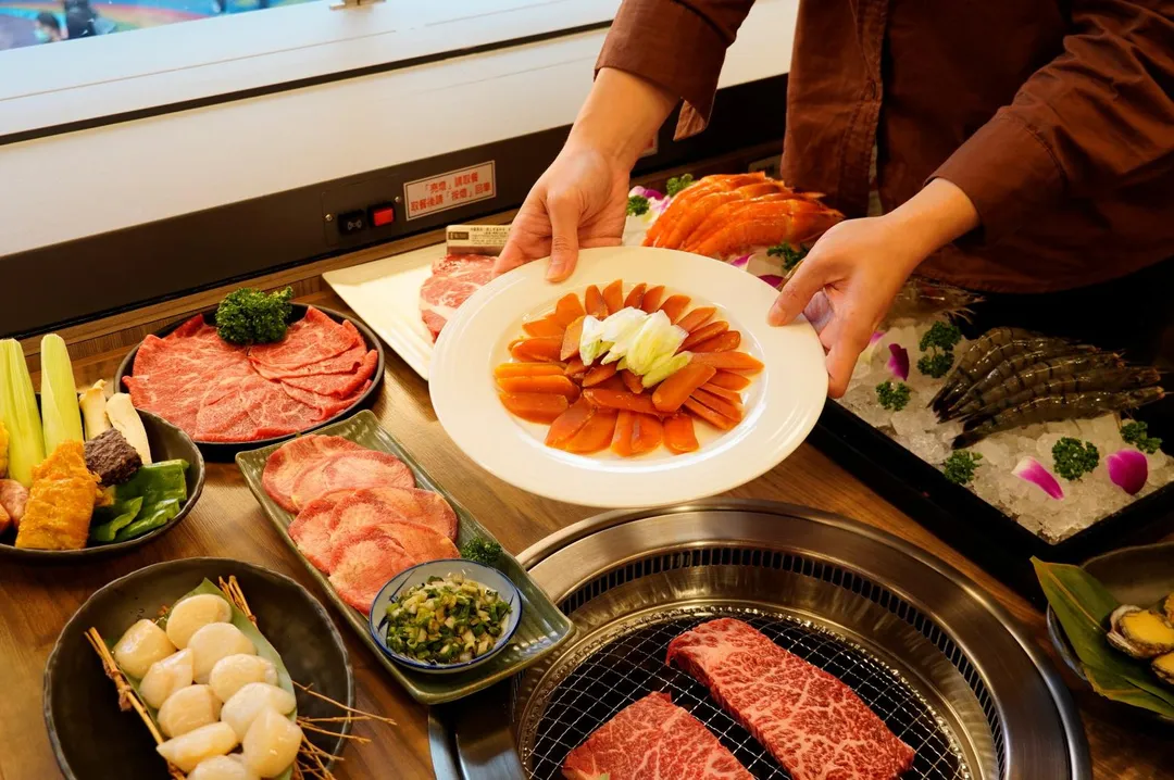 「夯下去和牛燒肉放題」消費午餐798元或晚餐及假日898元以上餐點，全桌可享有烏魚子吃到飽。（圖／馬辣集團提供）
