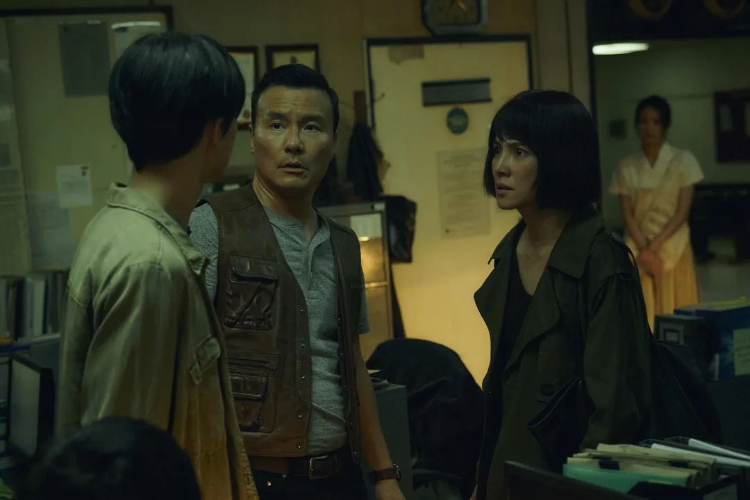 李心潔飾演的「趙靜」在花絮中，手持電擊棒對死刑犯大動私刑。（圖／Netflix 提供）