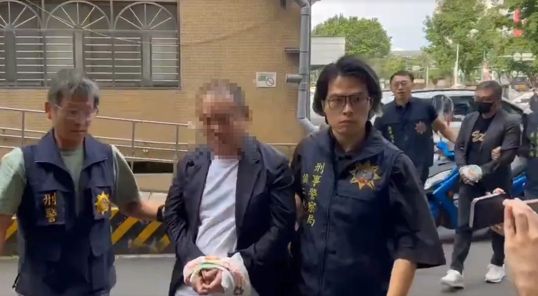 案件偵辦過程中，檢警共鎖定26名涉案人，其中21人被飭回。19日下午3時，曾盈富、洪瑞宏、曾盈進3人陸續從刑事局移送至新北地檢署。（圖/中天新聞）